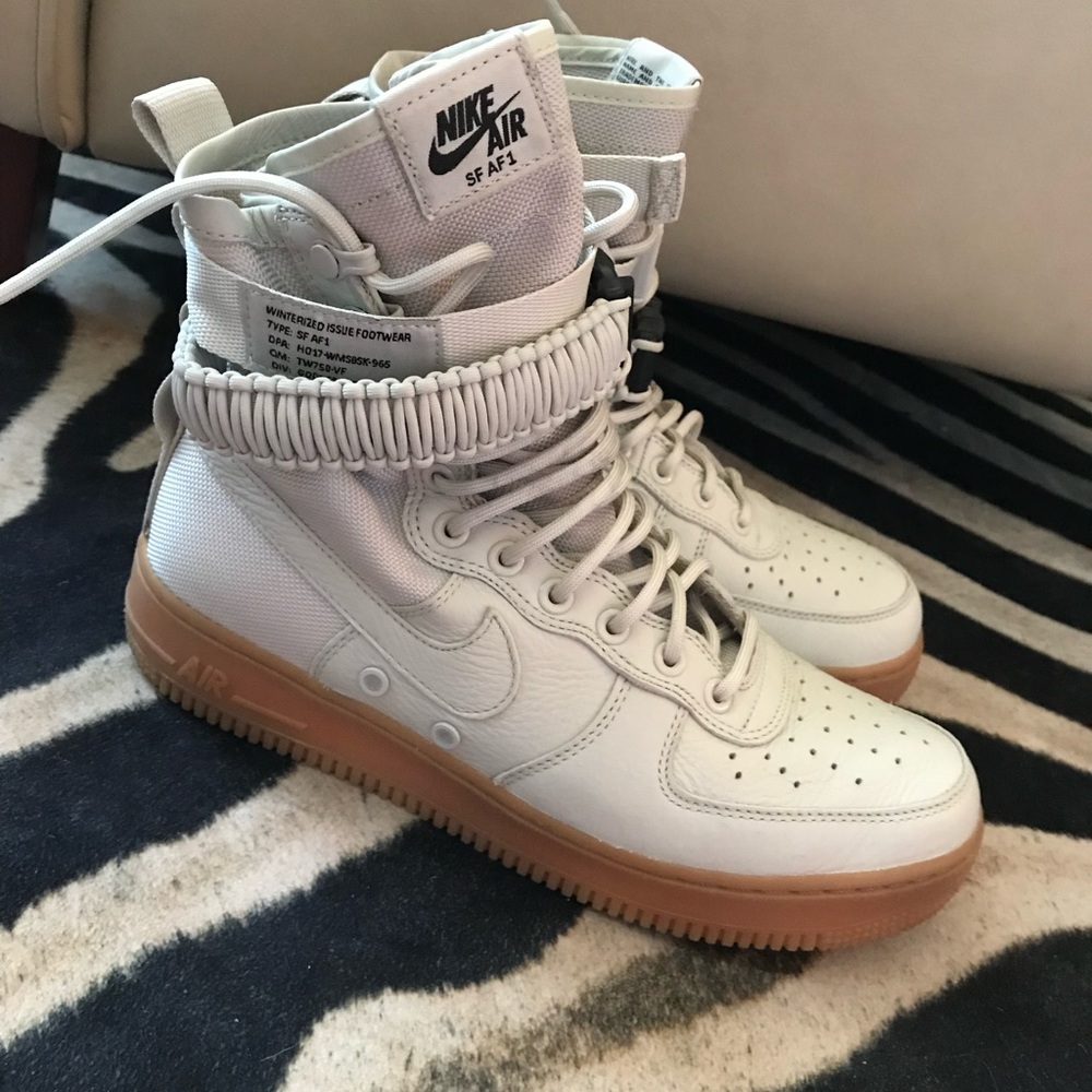 Nike Women’s Air Force 1 SF High Top Size 10 Light Bone